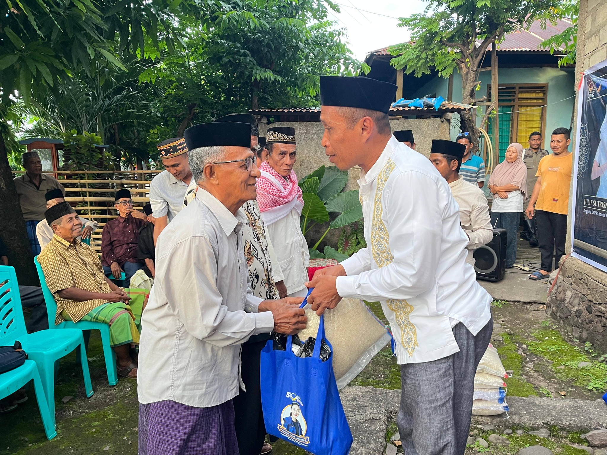 Safari Ramadan, Wabup Lembata dan Kapolres Salurkan Bantuan Sembako bagi Umat Muslim