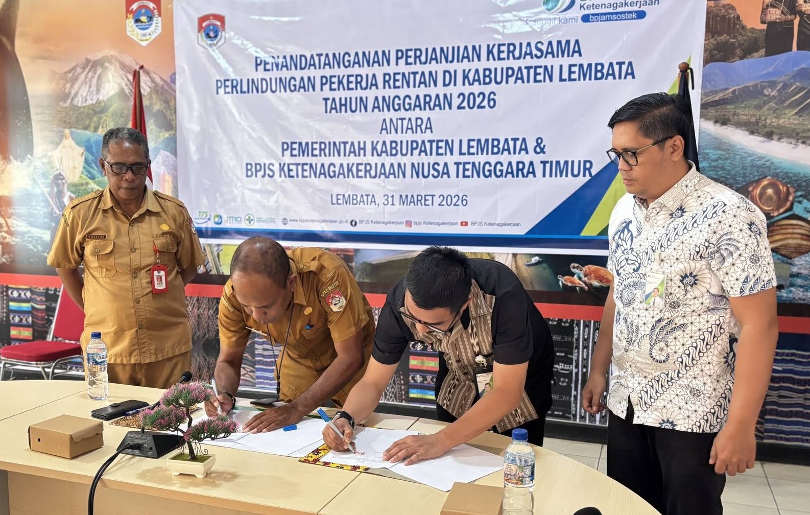 Pemkab Lembata dan BPJS Ketenagakerjaan Teken Kerja Sama Perlindungan Pekerja Rentan