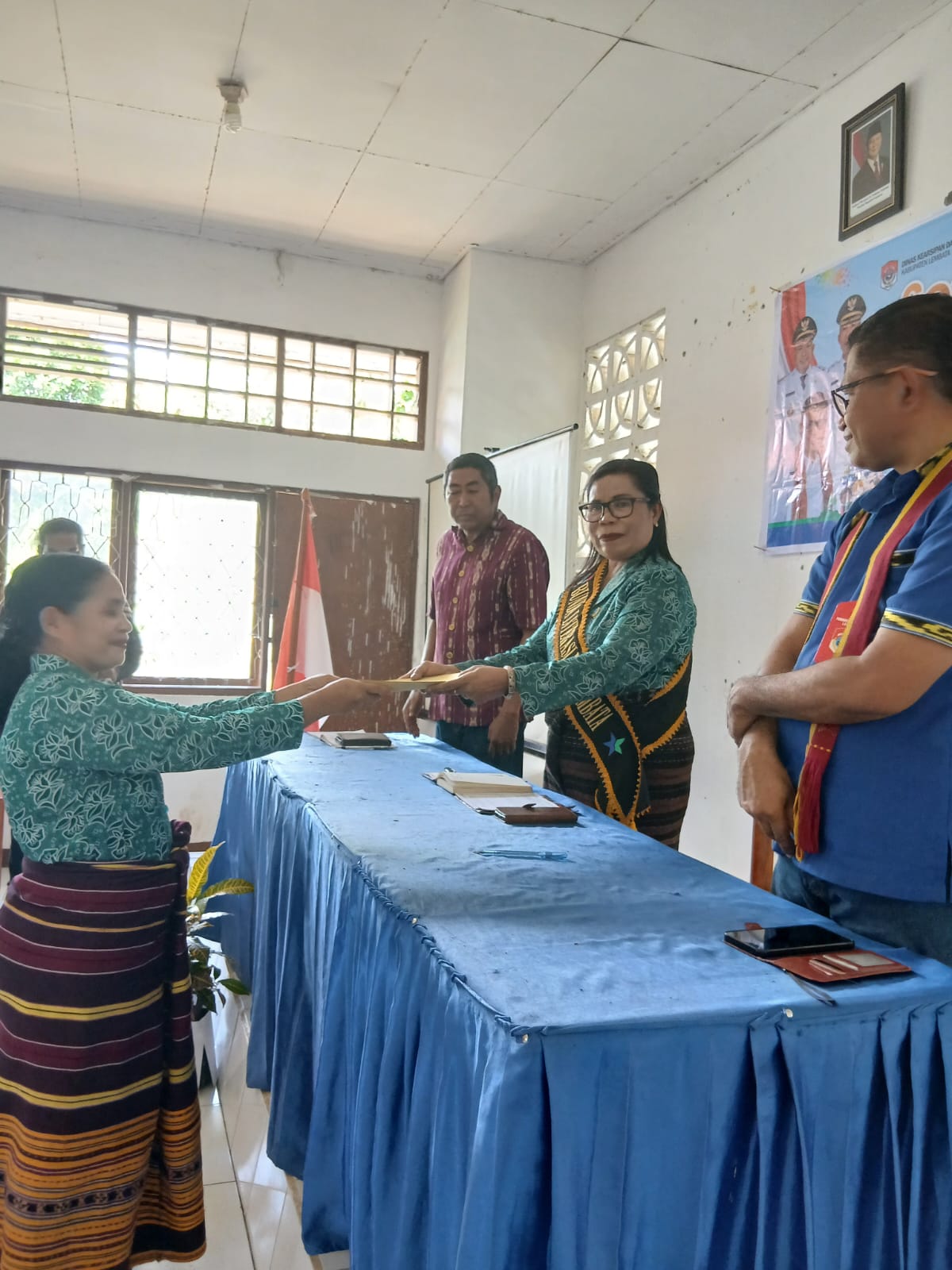 Bunda Ursula Kukuhkan Maria Kedang Sebagai Bunda Literasi Wulandoni